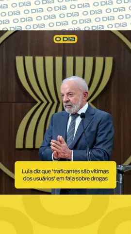 Enfrentamento ao crime organizado 🎙️ Durante declaração sobre políticas de combate às drogas, o presidente Luiz Inácio Lula da Silva (PT) afirmou nesta quinta-feira (23) que “os usuários são responsáveis pelos traficantes, que são vítimas dos usuários também”. A fala, feita durante evento oficial, repercutiu nas redes sociais e provocou críticas. “Quando a gente fala em combater as drogas, talvez fosse mais eficaz a gente combater os nossos viciados internamente. Os usuários são responsáveis pelos traficantes, que são vítimas dos usuários também. Você tem uma troca de gente que vende porque tem gente que compra. Então é preciso que a gente tenha mais cuidado no combate à droga”, disse o presidente. O discurso ocorreu enquanto Lula está em viagem à Malásia. O presidente defendeu que políticas públicas voltadas aos usuários poderiam ser mais eficazes do que medidas exclusivamente repressivas. 📸 Ricardo Stuckert / PR / CanalGov Acesse nosso site: odia.com.br #Lula #CrimeOrganizado #Tráfico #Usuários #ODia