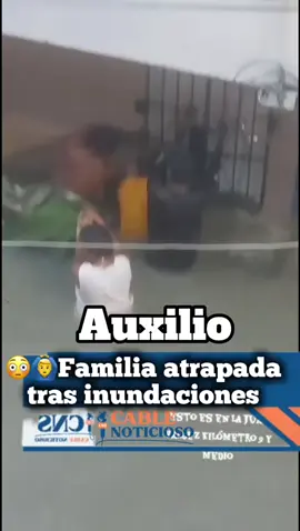 🙆‍♂️🚑Familia queda atrapada dentro de su vivienda tras presión de inundaciones. Gracias a sus vecinos lograron salir, ocurrió en el kilómetro 9 y medio👏👏 #cablenoticioso #cuidado #feed #coe #tormentamelissa 