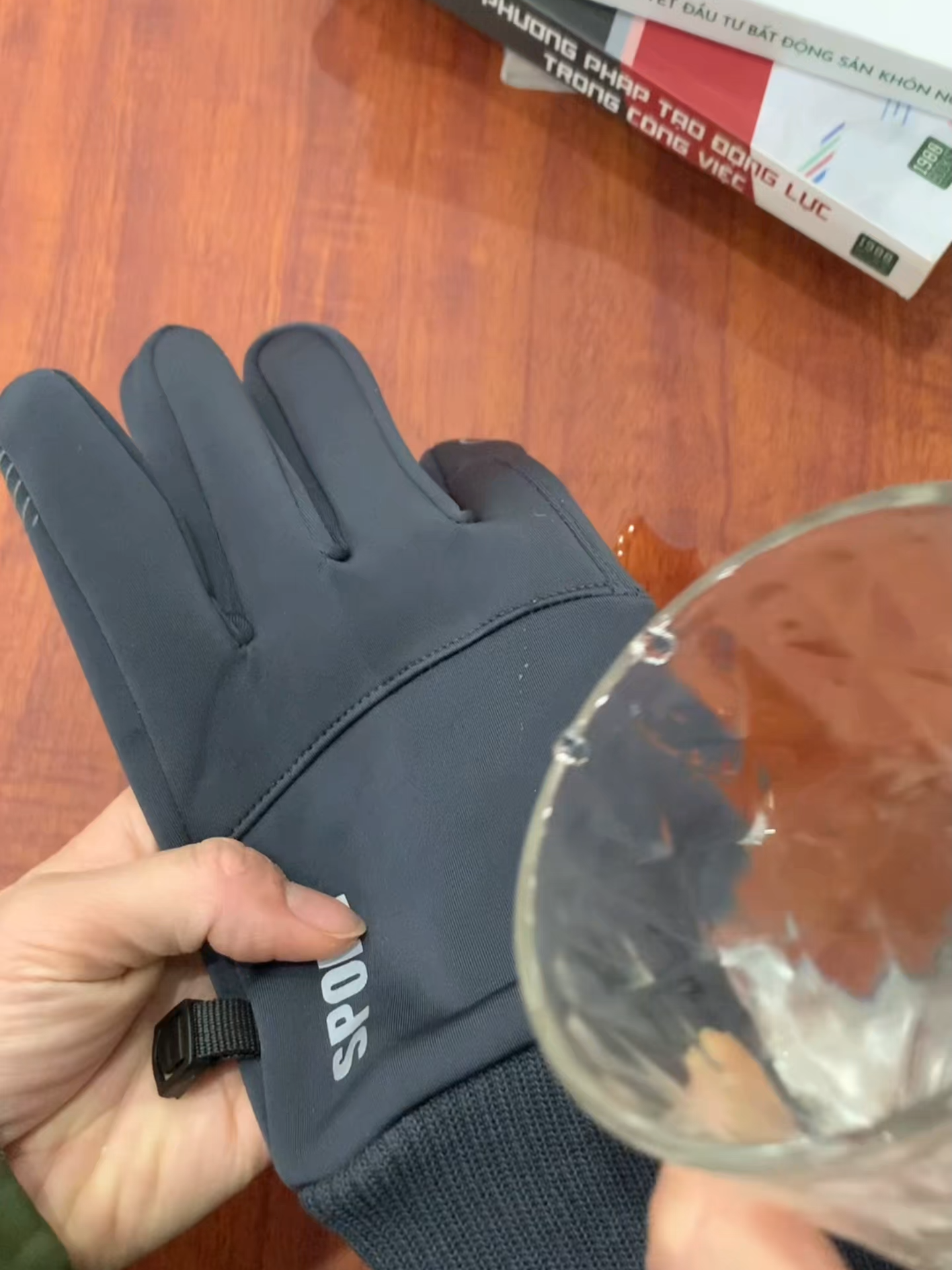 Găng tay mùa đông dành cho nam nữ, hoạt động ngoài trời, lái xe, thể thao. Thiết kế gọn gàng ôm tay, cảm ứng điện thoại mà không cần tháo găng. Chất liệu vải dù bền bỉ.