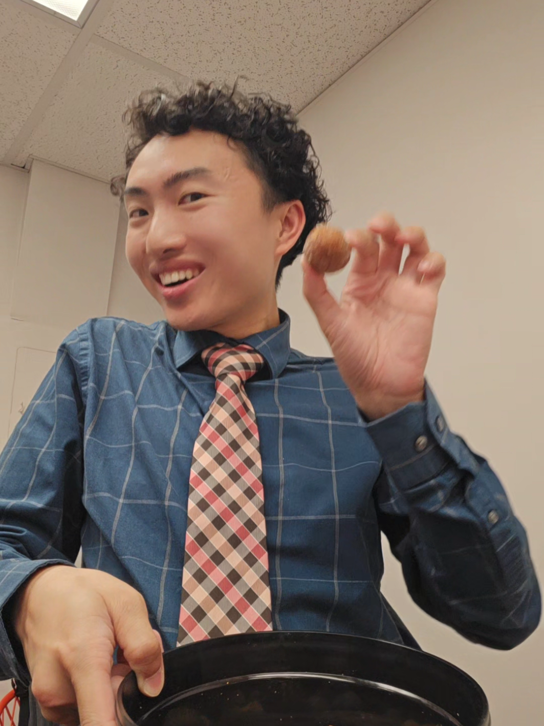 i wonder what students would do for a munchkin 🤔   p.s. @Dunkin'  please send me a pr package or sponsor my classroom with free donuts 🙏 #tinsontalks #teacherlife #halloween #dunkin 