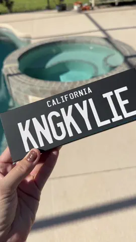 Unboxing the King Kylie eyeshadow palette and one of the glosses 🦋💙✨ the OG @Kylie Cosmetics era was right around when I got into makeup, and I OFC had some of the original lip products. The “Literally” gloss reminds me soooo much of the original gloss…I think I either had Literally or So Cute when they launched. The new formula/packaging is so fun and I can’t wait to play around with it all #newmakeup #kyliecosmetics 