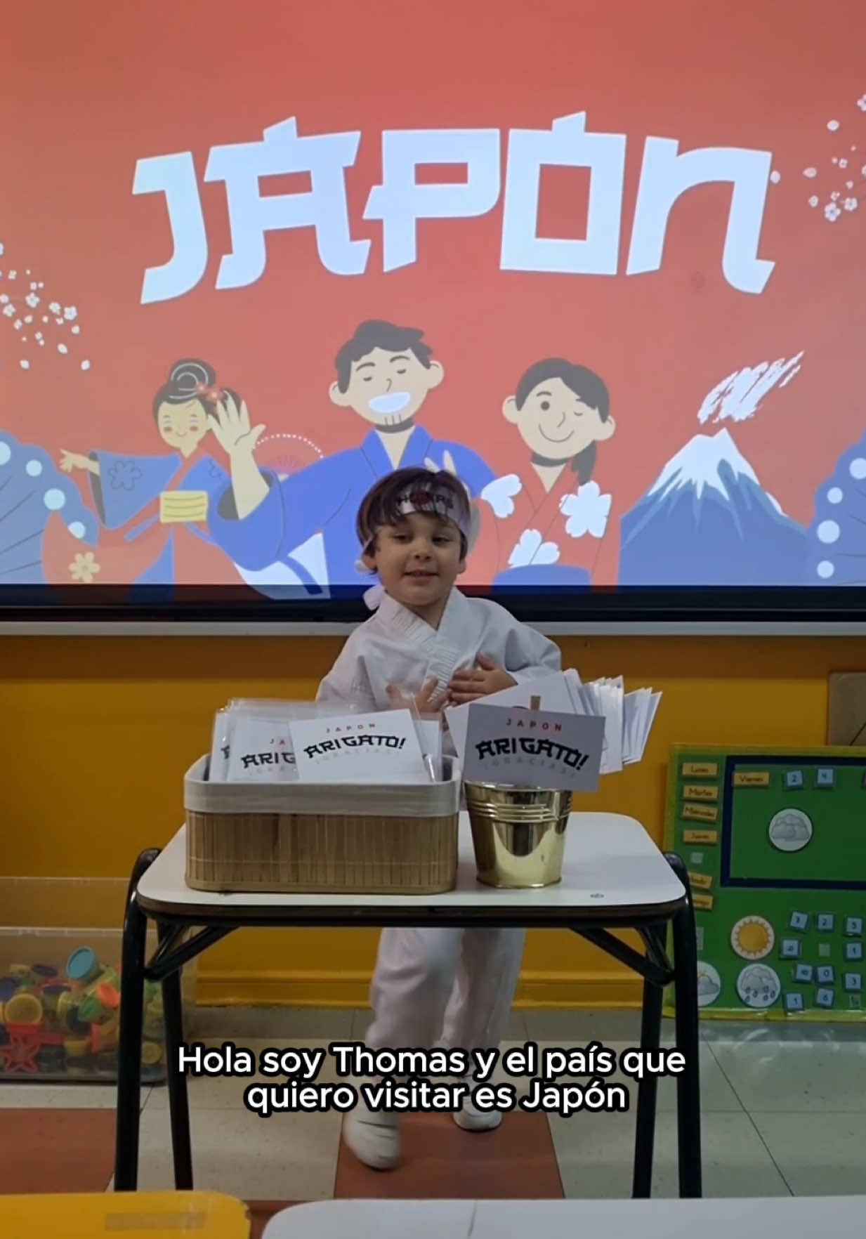 Japón 🇯🇵 — El meteorito de Komaki ☄️ Con esta exposición cerramos el ciclo de visitas al nivel de Pre-Kínder ❤️ El tema consistía en presentar el país que más les gustaría visitar, y Thomas fue invitado a participar también con su propia exposición. Su elección fue Japón, inspirado por el meteorito de Komaki. 🌠 Thomas fue invitado especial como oyente durante los últimos meses en este nivel de Pre-Kínder, ya que él pertenece al nivel de Jardín. 💛 Mil gracias a las Misses y a todo el equipo que con tanto cariño y dedicación crean experiencias tan lindas para que Thomas disfrute y se sienta parte de un entorno. ¡Gracias 🤩 por su atención! ¡Arigatō! 🙏🏻 👉 Y cuéntenos… ¿qué otro tema, aparte de Astronomía, les gustaría que conversemos? 😆