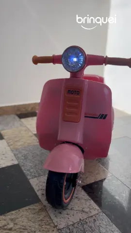 Estilo retrô, charme moderno e muita diversão sobre rodas! 🛵💖 A Scooter Clássica Rosa é perfeita para os pequenos que adoram passeios cheios de personalidade — com farol de LED, sons realistas e design de tirar o fôlego! 🌸 #Brinquei #ScooterInfantil #BrinquedoElétrico #PequenosPilotos #DiversãoComEstilo