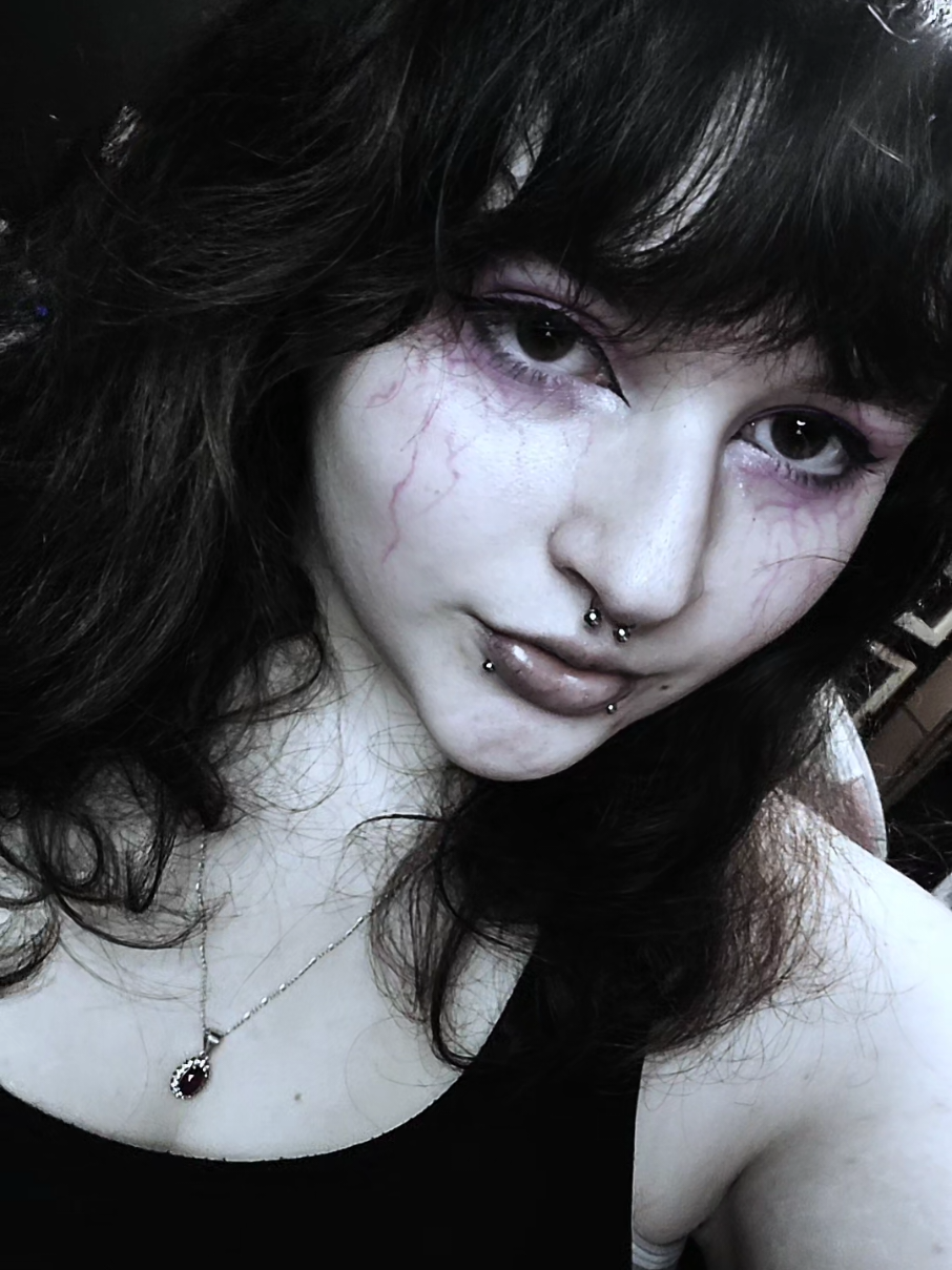 Tracing over your actual veins for makeup >>> #fyp #makeup #sfx #goth #gothgirl 