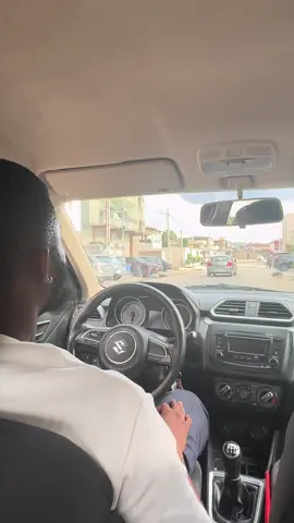 Situation réelle expliquant la négligence des automobilistes qui ne font pas attention aux rétroviseurs avant le démarrage. Mise en scène !