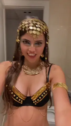 wow no tenía idea que decía la letra JAJAJA 😭 #halloween #disfraz #costume #cleopatra 