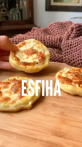 ✨ ESFIHA saudável FIT 🥰 8 unidades - 42kcal p/ unid.⁣ ⁣ ✍️ Já salva os ingredientes ou anota aí:⁣ - 1batata cozida ~ 180g⁣ - 3cs farinha de arroz ⁣ - 1 Clara ⁣ - Sal e temperos ⁣ ⁣ 🥣 Recheio aqui:  - 1 fatia e 1/2 de queijo prato e 50g de creme de ricota light!⁣ #Fitness #treinoemcasa #receitasimples #emagrecimento #perderbarriga 
