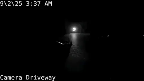 Una cámara de seguridad en California registró un objeto extraño cruzando el cielo nocturno.  Sin sonido, sin luces de navegación… solo un destello fugaz imposible de ignorar. 🛸 #camaradeseguridad #ovni 