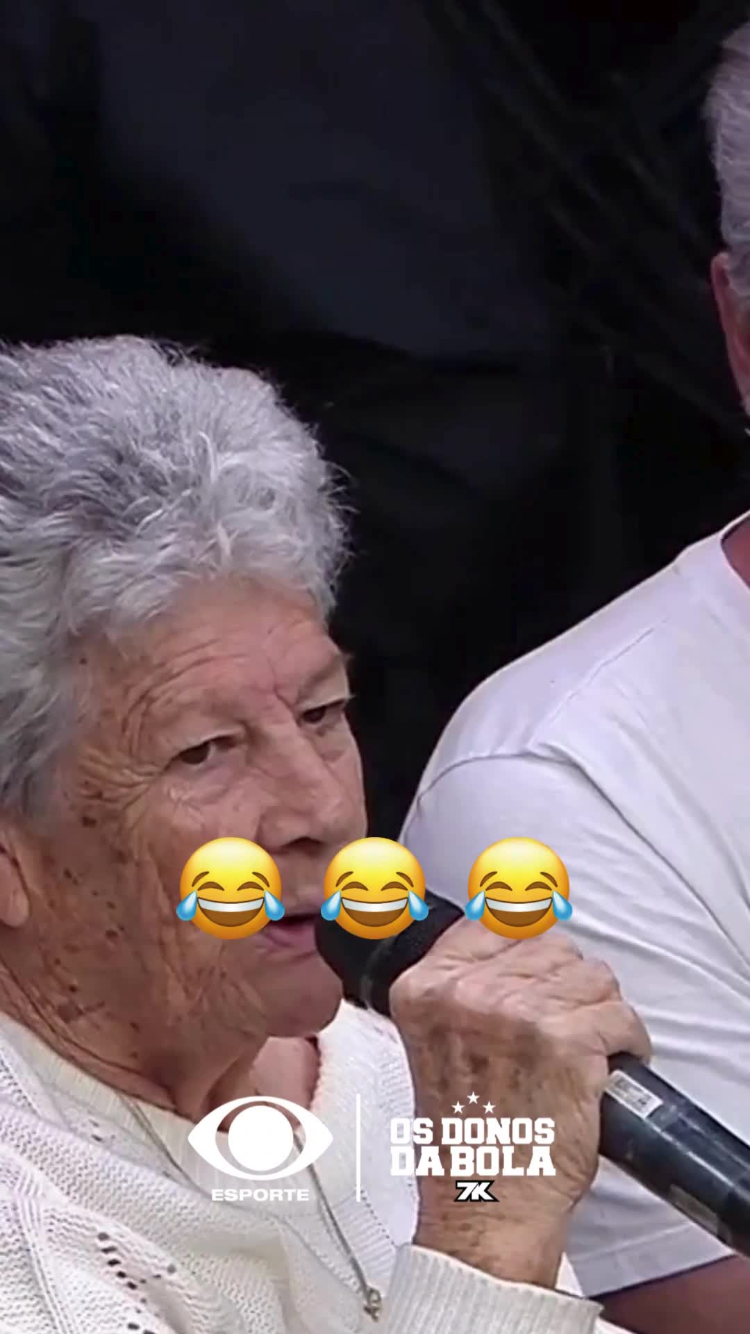 HAHAAHHAHHAHAHHAHAHHAHAHAHAHHAHA QUE INTERAÇÃO LENDÁRIA! O CRAQUE #Neto NÃO DÁ PAZ PARA A MÃE DELE NEM NO ANIVERSÁRIO DELA 😂😂😂 Por sinal, feliz aniversário, Dona Ximbica! 🎂🥳 #OsDonosDaBola7K #EsporteNaBand #CraqueNeto #TikTokEsportes #SportsNews