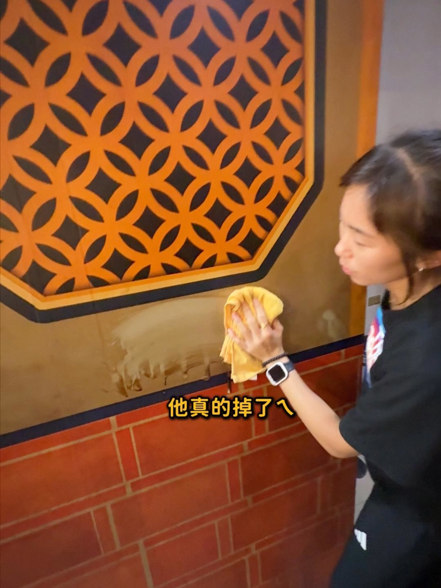 本以為要重貼壁紙，結果3秒搞定 #夜市人生 #妹仔 #萬能除油劑 #水垢還原劑 #地板清潔劑 #黑手黨洗手乳 #玻璃芳香清潔劑 #大掃除#清潔#工廠