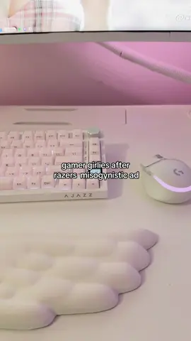 and guys ofc, the headset is still 10/10 tho so i have to admit it will still be using it. #foryou #relatable #GamingSetup #razer #viral 