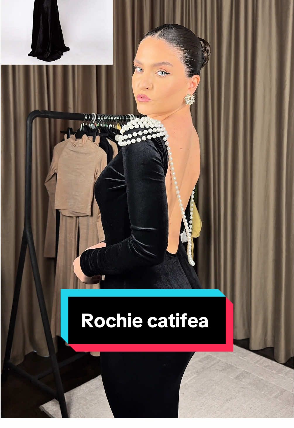 Rochie catifea simplă/ cu perle 🤍 Mărimi: XS, S, M Preț rochie catifea simplă: 230 lei Preț rochie catifea cu perle: 330 lei Comenzile le preiau pe contul meu de insta: adelina_damian  Vezi video cu “Haine cadou” ✌🏻 #adelinadamian #adelinavindetot #adelinadoneazatot #brandromanesc #adelina 