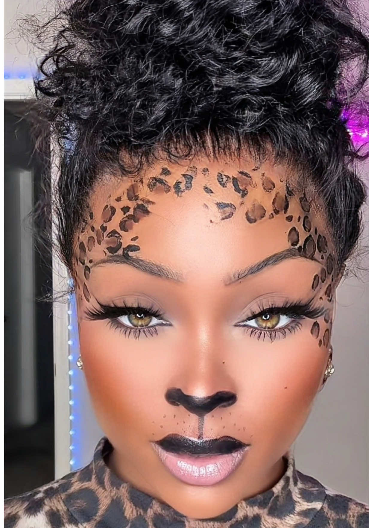 The “Leopard Print” Makeup hack actually worked! 😭 Do ya’ll want a tutorial!? 👀👀 7 more dayssss 🐆 🎃 I can’t believe October is almost over. I’ve been soaking in everything Fall, simply because it’s only the most amazing and magical season. Do you have your Halloween costume yet?! 👀 #halloween #halloweenmakeup #halloweenmakeuplook #lastminutehalloweencostumes #makeuptutorial 