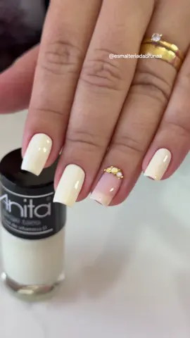 Amarelinho 💛 Sol de vitamina D da Anita #unhasdasemana #anitaesmaltes #nails #flypシ 