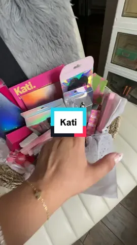 Kati 30 full size make up items for so affordable. This is the make up kit. Your daughter is going to love. #AffordableMakeup #MakeupKit #MakeupForBeginners #MakeupPalette @katicos