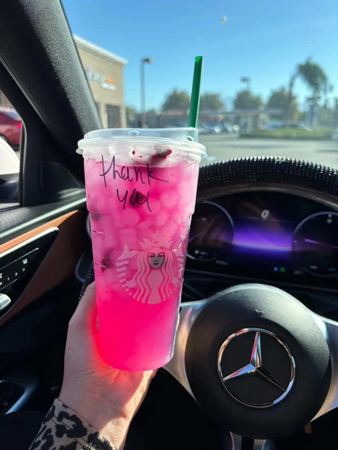 My Fav drink right now😋💕 #starbucks #mangodragonfruitrefresher 