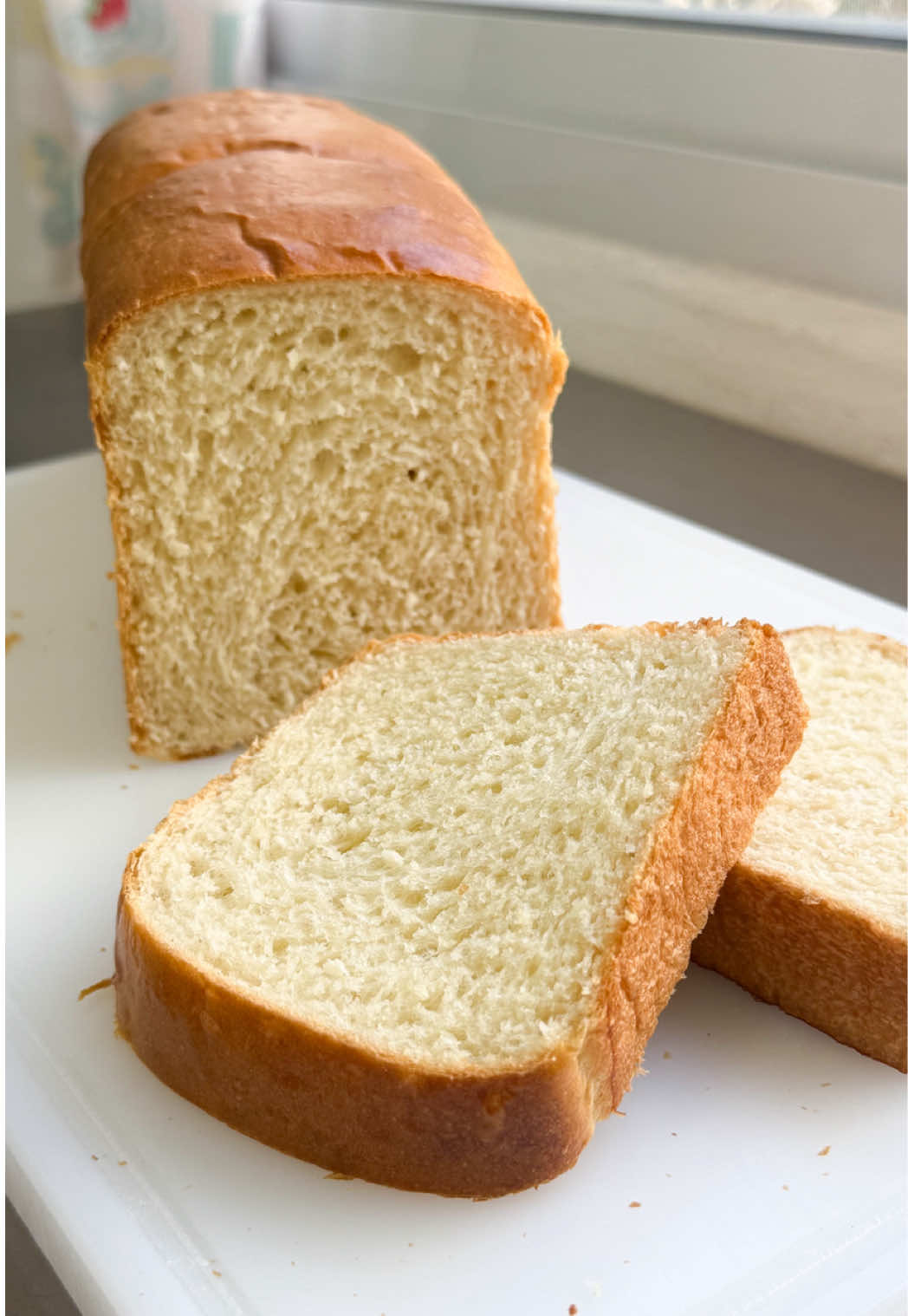 🥰 Te regalo la receta de Pan Lactal:  🍞Pre fermento: 50gr de harina 0000 / 50gr de harina 000 / 15gr de azúcar / 100gramos de agua / 20gr de levadura fresca. Dejar fermentar hasta duplicar.  🍞 Masa final: Pre fermento / 200gr de harina 0000 / 200gr de harina 000 / 10gr de miel / 5 gr de extracto de malta / 50gr de leche en polvo / 160gr de agua / 10gr de sal / 50gr de manteca  🥚Doradura: partes iguales de huevo y leche.  🔥 Horno precalentado 170 grados / 180 grados por aproximadamente 25 minutos o si medís con termómetro en el interior del pan, debe tener 90 grados.  ✅ Rinde para un molde de 30x10x10  ❄️ A temperatura ambiente dura 3 días sin problema, mantiene la humedad súper bien. Más de ese tiempo, recomiendo congelarlo.  ❄️ Podes freezarlo entero o en rodajas: dura hasta 45 días. Siempre bien envuelto en film y si cortas rodajas, en bolsas tipo ziplocc.  🤑 Si haces desayunos para vender, podes cortar rodajas de pan y hacer sándwich de Jamón y queso!  🤩 Espero que te sirva y cualquier duda déjamela en comentarios y te ayudo 🫂 🚀 Guarda y compartí!  #pan #emprender #pasteleria #panaderia #emprendedores 