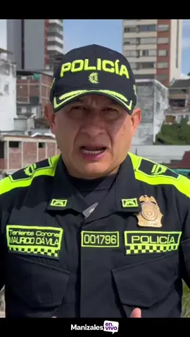 #ManizalesEnVivo  Incendian y roban camioneta de transporte de valores en el centro de Manizales La Policía Metropolitana de Manizales informó sobre un robo ocurrido en horas de la noche en el centro de la ciudad. Alrededor de las 8:40 p.m., fue reportada una camioneta utilizada para el transporte de valores que se encontraba incendiándose en un parqueadero ubicado en la calle 27 entre carreras 20 y 21. Una vez en el lugar, la patrulla de vigilancia constató que el vehículo presentaba humo en la parte trasera. De acuerdo con la versión inicial de la empresa encargada del transporte, el vehículo había sido dejado estacionado y encendido en la bahía del Parque Caldas para realizar un recaudo. Al regresar, los funcionarios notaron que la camioneta ya no estaba en el sitio. Al inspeccionar el automotor recuperado, se evidenció que la puerta trasera había sido violentada, aparentemente con un soplete, y en el interior se encontró la caja fuerte que contenía la mayoría del dinero recaudado. Sin embargo, el monto total hurtado, que estaba fuera de esta caja, aún es objeto de investigación. La Policía Metropolitana, en coordinación con la Alcaldía de Manizales, ha conformado un grupo investigativo especializado que se encargará de recolectar evidencia y determinar las circunstancias del hecho, así como de capturar a los responsables. Las autoridades hacen un llamado a la comunidad para que colaboren con cualquier información que pueda ayudar en las investigaciones.