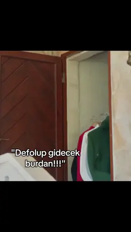 Daha önce ballandırarak boykot ürünü olan Coca Cola reklamı yapan Uzak Şehir isimli dizi,bu sefer Filistin bayrağı renklerindeki kıyafetleri “Defolup gidecek burdan” diyerek fırlatan bir sahne çekti.  Bu kadarı fazla artık! . .. . . . . . . . #uzakşehirfilistin #uzakşehir #filistin #keşfet #gündem 