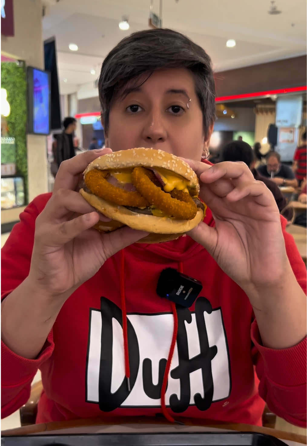 Mega Stacker FURIOSO do Burger King: melhor que os originais? ⠀ Não! Os fãs do Stacker provavelmente vão preferir o original da mesma forma que achei o Furioso tradicional melhor. Mas não tá ruim não, é saboroso porém não substitui pra quem é fã. Pão com gergelim, carne 100% bovina, bacon, cebola empanada , fatias de jalapeño, fatia de cheddar molho stacker e molho furioso. ⠀ Peguei o 1.0 (uma carne), mas tem em 2.0 e 3.0 também. 💰No combo com fritas e refil de refrigerante saiu por R$ 45,90. Preço no Burger king BarraShopping. ✅Provado e aprovado! Estamos em todas as redes com @jacomirio  #megastackerfurioso #burgerking #fastfood #jacomirio