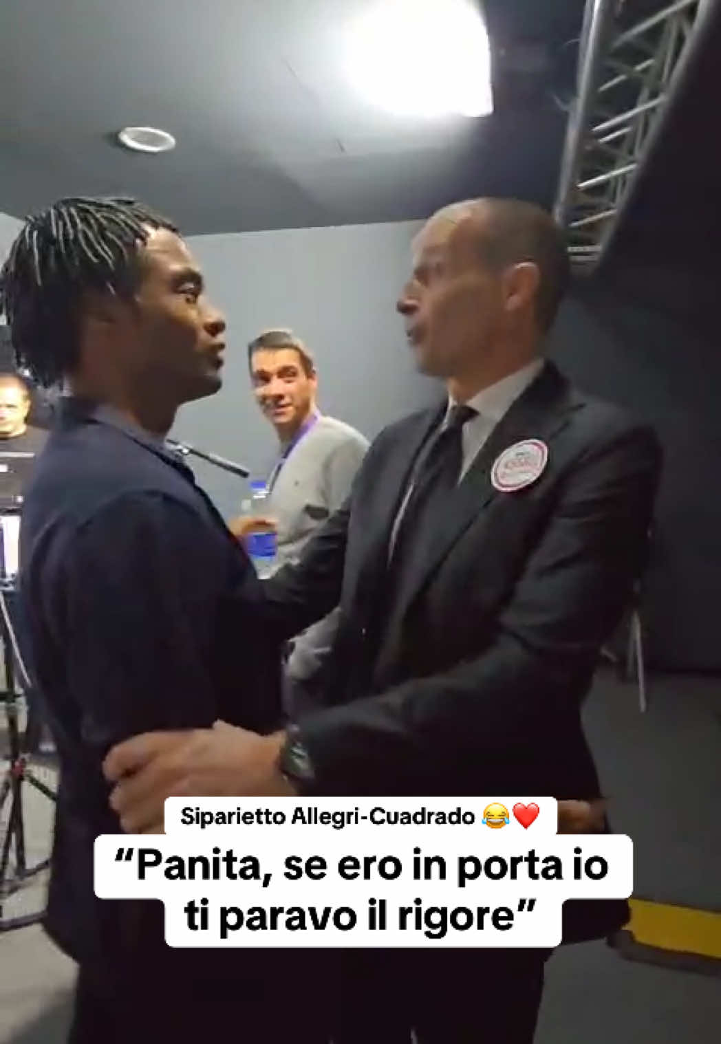 😂❤️ Siparietto Allegri-Cuadrado dopo il 2-2 tra Milan e Pisa, deciso (anche) dal rigore trasformato dall’11 nerazzurro  🎙️ “Se ero in porta io te lo paravo il rigore. Lo sapevo che lo chiudevi” ⚪️⚫️ Una coppia indimenticabile. Cuadrado ha ritrovato Max Allegri, allenatore con cui ha giocato più partite in Serie A (161) e contribuito a più gol (42: 16 gol, 26 assist)  📸 Emanuele Baiocchini / @Sky Sport 