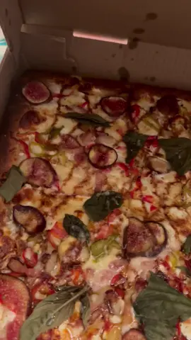 #imcravingsome @CornerSlice ordered a fig pie that was so delicious! 🤤 half plain half pepperoni 🍕 side salad and garlic knots which are huge and full of flavor 💥 🥖 paired everything with a Kane Brewing IPA 🍺 #yum #pizza #pizzaorder 