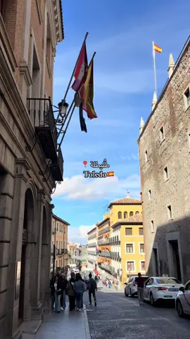 طليطلة مدينة محصنة طبيعيًا، يلتف حولها نهر التاجو، تحميها أسوارها القديمة من كل صوب. فتحها المسلمون بقيادة طارق بن زياد وبدأت رحلتها في التاريخ الإسلامي لتصبح عاصمة الأندلس المزدهرة. مدينة تمزج بين قوة الدفاع وعراقة الحضارة، حيث يلتقي النهر بالتاريخ والفن في أزقة لا تنسى🤍🇪🇸#españa #toledo #explorepage #اسبانيا #fyp 