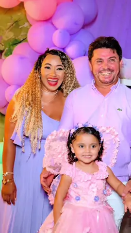 O vazio da sua ausência é enorme, mas sei que nosso amor é eterno. Enquanto eu viver, você viverá em mim. A saudade é a sombra do amor que continua a brilhar em meu coração. @Orlean Almeida 