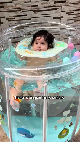 El mejor remedio después de una vacuna es el agua🐣 a mi pollito le encantó su piscina de estimulación, recuerden somos los únicos en Guayaquil en tenerla💗 #bebestiktoks #ecuador #estimulacion #vacuna 