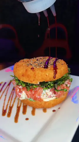 Nosso Hyppe Burguer o famoso Hamburguer de Sushi, com muito salmão fresquinho, cream cheese, crispy de couve, gergelim, e aquele toque do nosso molho Teriaki Caseiro!  #hamburger #sushi #temaki 