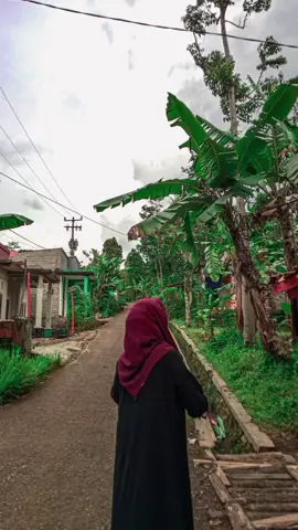 لماذا يبدو أنك تمنحني الأمل، على الرغم من أنك تحب شخصًا آخر فقط ''mengapa kamu seperti memberiku sebuah harapan, sedangkan dirimu saja mencintai orang