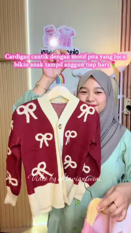 Cardigan cantik dengan motif pita yg manis ,, bahan rajut yg nyaman dipake sikecil 😍 #cardigan #cardiganrajut #cardigancouple #cardiganrajut 