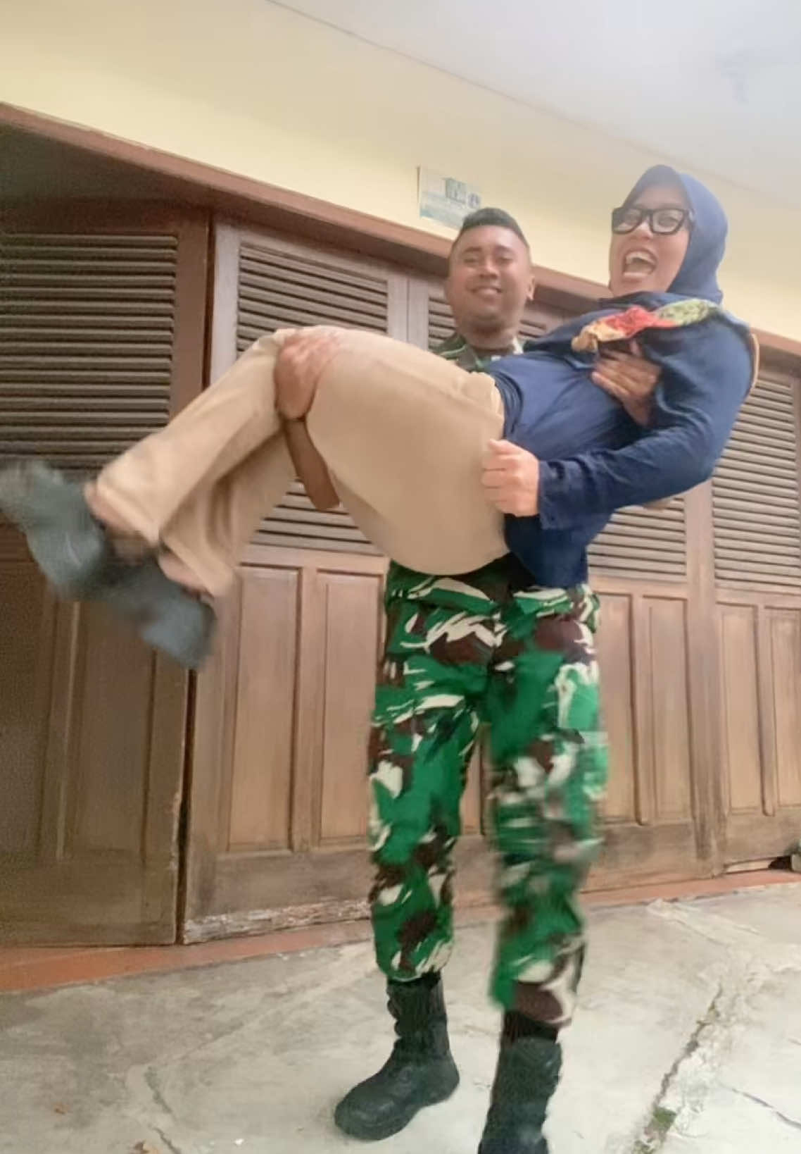dia selalu bilang aku bisa gendong kamu sayang dan kamu mau digendong aku?tapi akunya ga yakin dan kasihan sama dia, karna aku gendut😂dan ga bakal bisa gendong aku. tapi ternyata dia bisa gendong aku😭🤍masyallah sekali sayangku, terimakasih selalu buat aku bahagia dengan caramu sendiri. love you beruangku😚🫰🏻