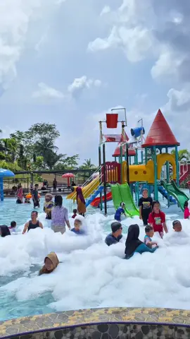 Timur ke barat serunya tetep berenang & mandi busa di #leuithillswaterpark 🤩🫧💦 ⏰Jam Operasional 07.00-17.00 WIB 🎫 HTM Weekday - Weekend Rp. 20.000,- 📍Ds. Bener, Kec. Majenang, Kab. Cilacap, Jawa Tengah Informasi dan reservasi hubungi kontak admin 0821-3000-0404📌 #fyp #leuithillswaterpark #waterpark #kolamrenang #kolamrenanganak #berenang #liburan #liburanseru #mandibusa #foamparty #trend #viral #wisataviral #rekomendasiwisata #wisata #majenang #majenanghits #majenangcilacap #cilacap #cilacap24jam #cilacapkekinian #fypシ゚ #jawatengah #liburankeluarga #fyp24jam 