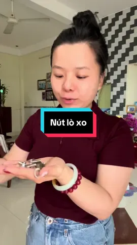 Nút quần lò xo, có thể làm rộng quần của mn đến 4-5cm luôn nhen. Thấy nhỏ nhỏ vậy chứ mà hữu ích lắm luôn. Anh chị em nhà mình có cái quần nào đang bị chật hông, hốt liền dùm e về nơi ra ra #nutquanloxo #dodungtienich #xuhuongtiktok 