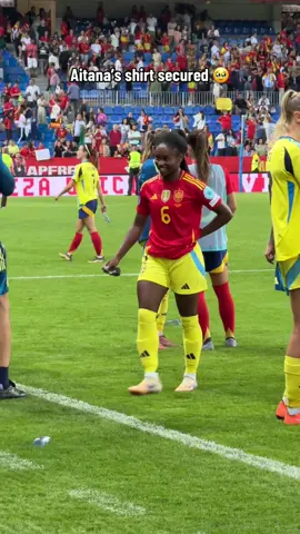 Prized possession for Jusu Bah 🥹 #UWNL #WomensFootball #Sweden #MonicaJusuBah #AitanaBonmatí 