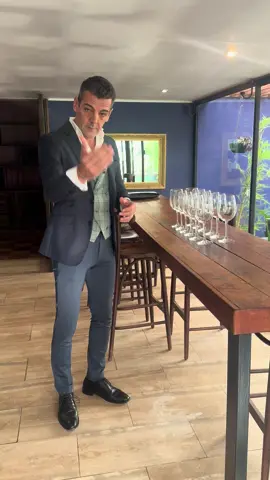 Hay gestos que hablan por sí solos… 🍷 Llevar más de 12 copas en una sola mano no es solo técnica: es precisión, es elegancia, es el arte de servir convertido en movimiento, un solo pulso, la distinción inconfundible de El Banderas.  Porque cuando se ama lo que se hace, cada detalle se vuelve un sello, y cada mesa… un escenario para dar lo mejor. Así es el estilo de El Banderas: único, exigente y hecho para emocionar.