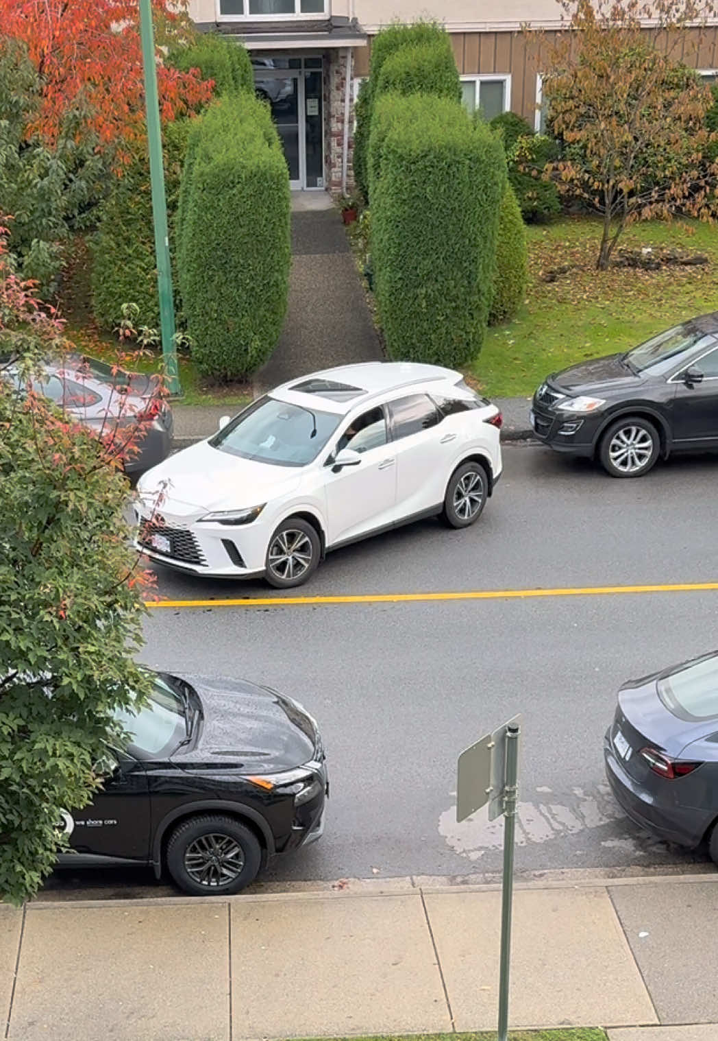 Not sure what the Lexus was thinking 🤔😅 #parallelparking #parkingfail #carfail #funnycommentary #howtoparallelpark 