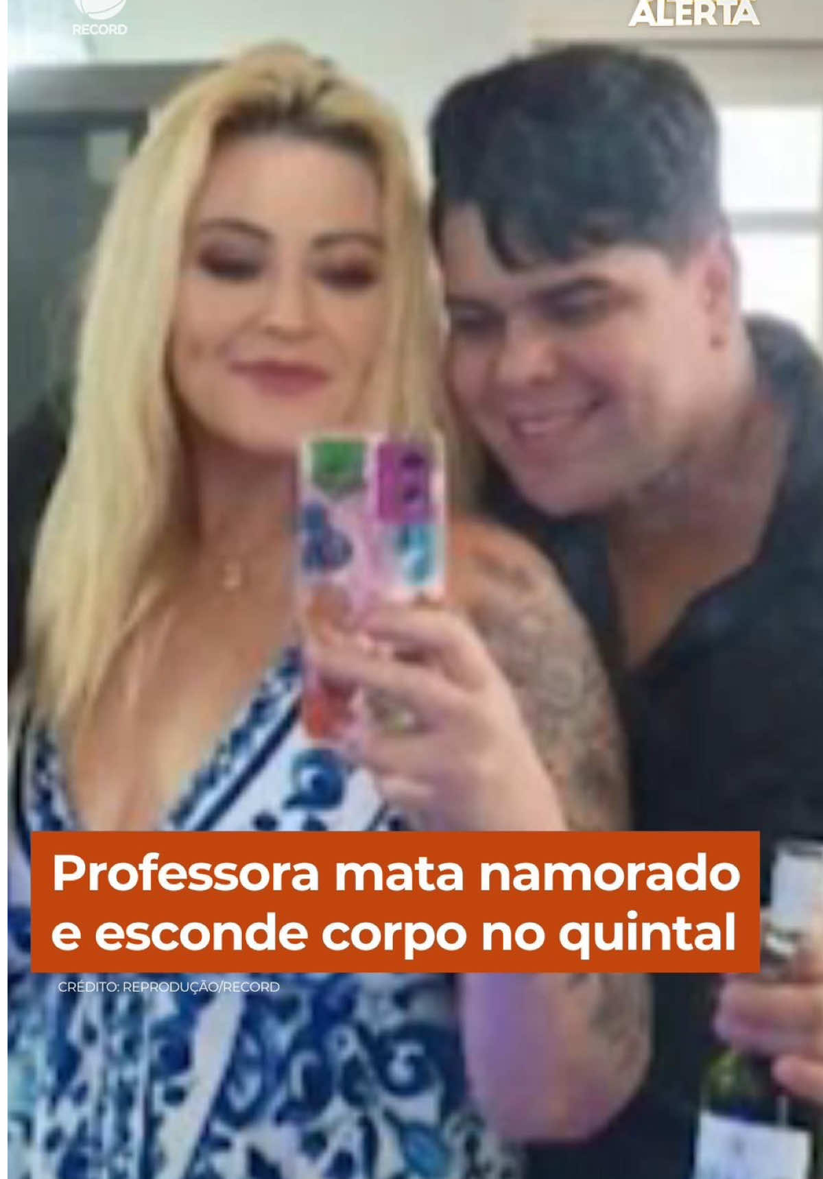 A polícia encontrou um corpo enterrado no quintal. A suspeita pelo assassinato é a professora Jussara, namorada de Alessandro. A Guarda Municipal recebeu a denúncia sobre o crime e foi ao local com a Polícia Militar. A princípio, a professora Jussara negou, mas os policiais perceberam um buraco na terra do quintal. Ela disse que o cachorro tinha mexido, mas entrou em contradição e acabou confessando o crime. Jussara afirmou que matou o companheiro com golpes de faca após ser agredida por ele. Segundo ela, o companheiro tinha comportamentos agressivos. A polícia informou que Jussara contratou um homem para enterrar o corpo no quintal e o pagou R$ 50,00 pelo serviço. Acompanhe! 👉 Acesse R7.com/CidadeAlerta e assista à reportagem completa do #CidadeAlerta 