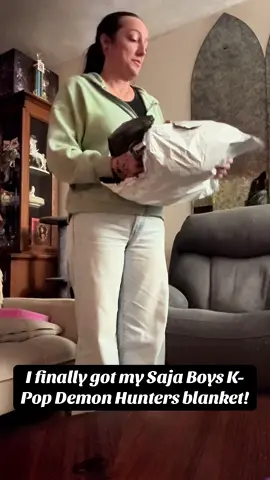 When you order a K-Pop blanket for yourself… but your kid claims it before you even finish unboxing it 😭💜 Youth size (50x60) — perfect for cozy movie nights 💫 #KpopBlanket #SajaBoys #UnboxingTok #MomLifeMoments #KpopFans