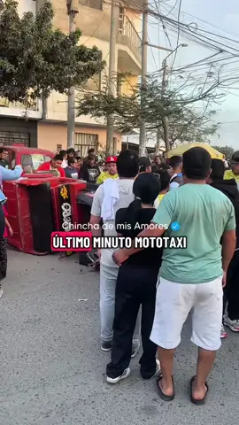 🚨ULTIMO MINUTO, Mototaxi se voltea en carrera en #Chincha, impactó contra dos espectadoras, fueron llevados al Hospital por Emergencia #fyp #xyz #viral #noticia 