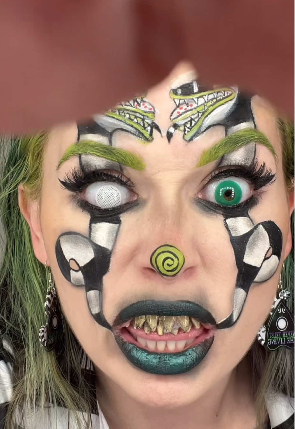 Beetlejuice but make it a clown 💚 #makeup #halloweenmakeup #31daysofmakeup #beetlejuice #creativemakeup 