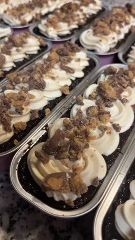 These mini Reese’s cakes sold out at my last market and now they’re back! A super moist chocolate cake with peanut butter frosting topped with chopped up Reese’s cups! 🤤💕 #cottagebakery #minicakes #baking #Reeses #maconga 