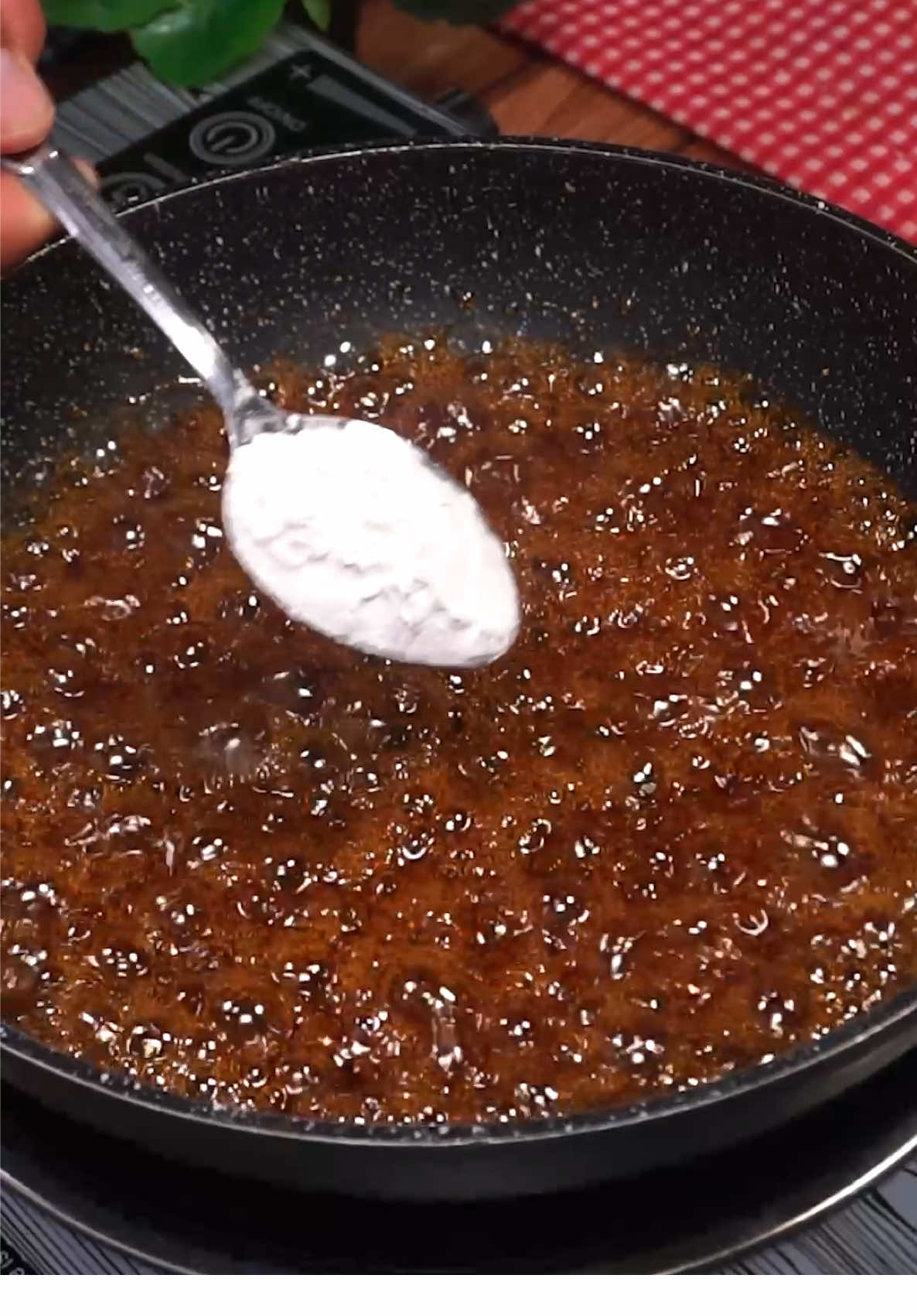 ✨ El Secreto del Caramelo Perfecto: Solo Agrega Maicena y Te Sorprenderás 🍬 #TrucoDeCocina #CarameloPerfecto #PostresFáciles #CocinaCreativa #DulcesCaseros   