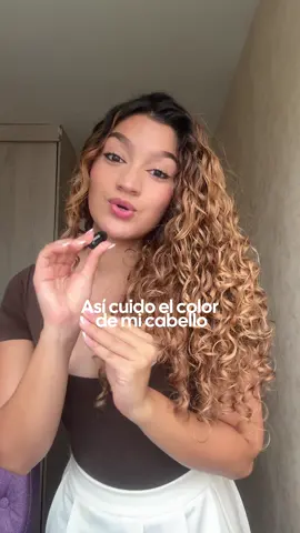 Así cuido el color de mi cabello🌺 No lo decoloro y utilizo los súper aclarantes de Igora 💆🏻‍♀️ Algo que me parece importante es cuidar el cabello con mascarillas que ayuden a reparar y nutrir, mi opción favorita para el cuidado durante la semana que me tinture en específico es la de origen botánico, es para mi de las mejores🩷 @origenbotanico  #crespos #tinturas #mascarillas #rizos 