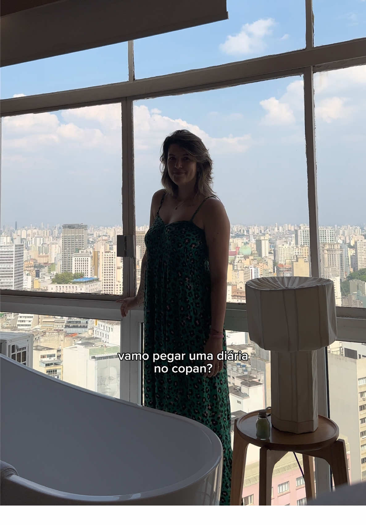 sexta-feira passada fizemos um pernoite em sp pra ver o gilberto gil de pertinho.  foi a oportunidade perfeita para realizarmos nossa vontade de nos hospedar no emblemático copan.  ao pesquisar as opções, encontramos o noren, que é um dos apartamentos administrados pelo airbnb no copan.  dentre tantas coisas legais do noren, destaco o fato de ele ter uns 50 livros à disposição, lidos nos últimos anos pela proprietária, que ainda por cima deixou suas percepções em cada folha de rosto.  enfim, baita experiência! agora, sempre que precisarmos nos hospedar em sp, vamos escolher um apê diferente deles, hahaha. o café da manhã delicioso ficou por conta do pede pro beto, que é morador do copan. também amamos!  #copan #edificiocopan #airbnbnocopan #airbnbsaopaulo #gilbertogil   