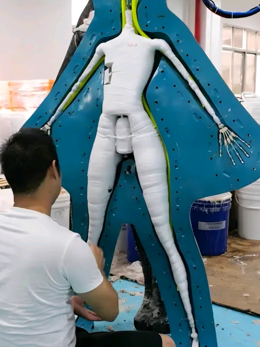 제목: 피부 결까지 살렸다: 중국 장인들의 손길 ​설명: Miracle Process 채널에 오신 것을 환영합니다. ​이번 영상에서는 중국 '둥관 첸유 실리콘 기술 유한회사(Dongguan Qianyou Silicone Technology Co., Ltd.)'를 방문하여, 하이테크 인형이 만들어지는 놀라운 전 과정을 밀착 취재했습니다. ​AI와 3D 모델링을 이용한 정교한 디자인부터, 인체의 움직임을 재현하는 스켈레톤 제작, 백금 실리콘 주입, 그리고 장인의 손길로 완성되는 모세혈관과 피부 결 표현, 극사실적인 메이크업과 모발 이식까지. ​이것은 단순한 인형을 넘어, 중국의 장인정신과 최첨단 기술이 '친밀함'이라는 가치를 어떻게 새롭게 정의하고 있는지 보여주는 기적의 공정입니다. ​해시태그: #실리콘인형 #제조과정 #중국공장 #장인정신 #리얼돌 #AI기술 #3D모델링 #MiracleProcess #인형제작 #메이크업 #공정 #중국기술 