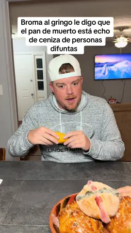#pandemuerto #diademuertos #prank #broma #comidamexicana broma al gringo le digo que el pan de muerto está echo de personas difuntas 