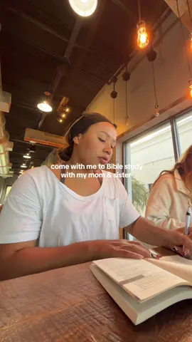 reading about Esther🤎✨ #biblestudy #BookTok #christiantiktok #christianbookclub #christianbooktok 