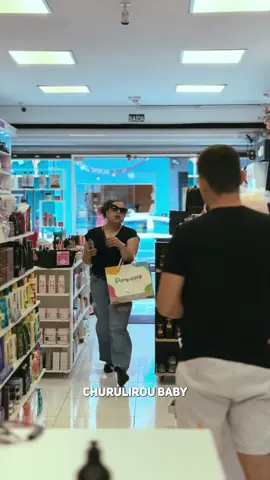 Quem tem que chegar cedo é o chefe, ela fez a dela e foi comprar presentes na @pimpolho_modainfantil 🎁 #videoviralitiktok #videomeme @Tutty😊 